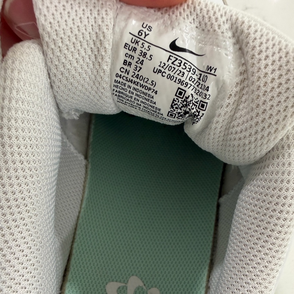 Nike Women's Sneakers in Mint and White - Picture 13 of 13